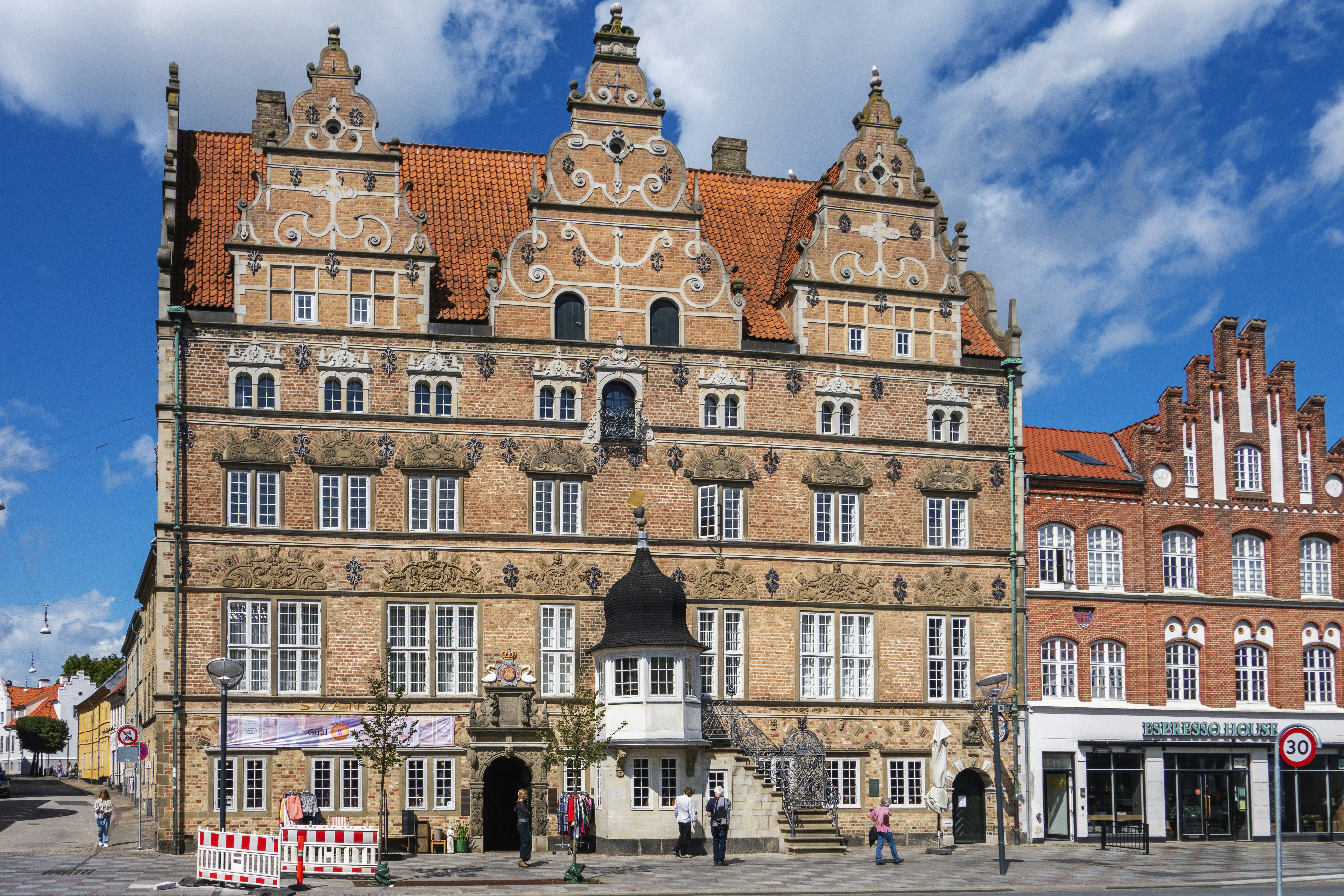 Aalborg Walking Tour: Castle Dungeons, Crooked Lanes and Viking Graves, All on Foot