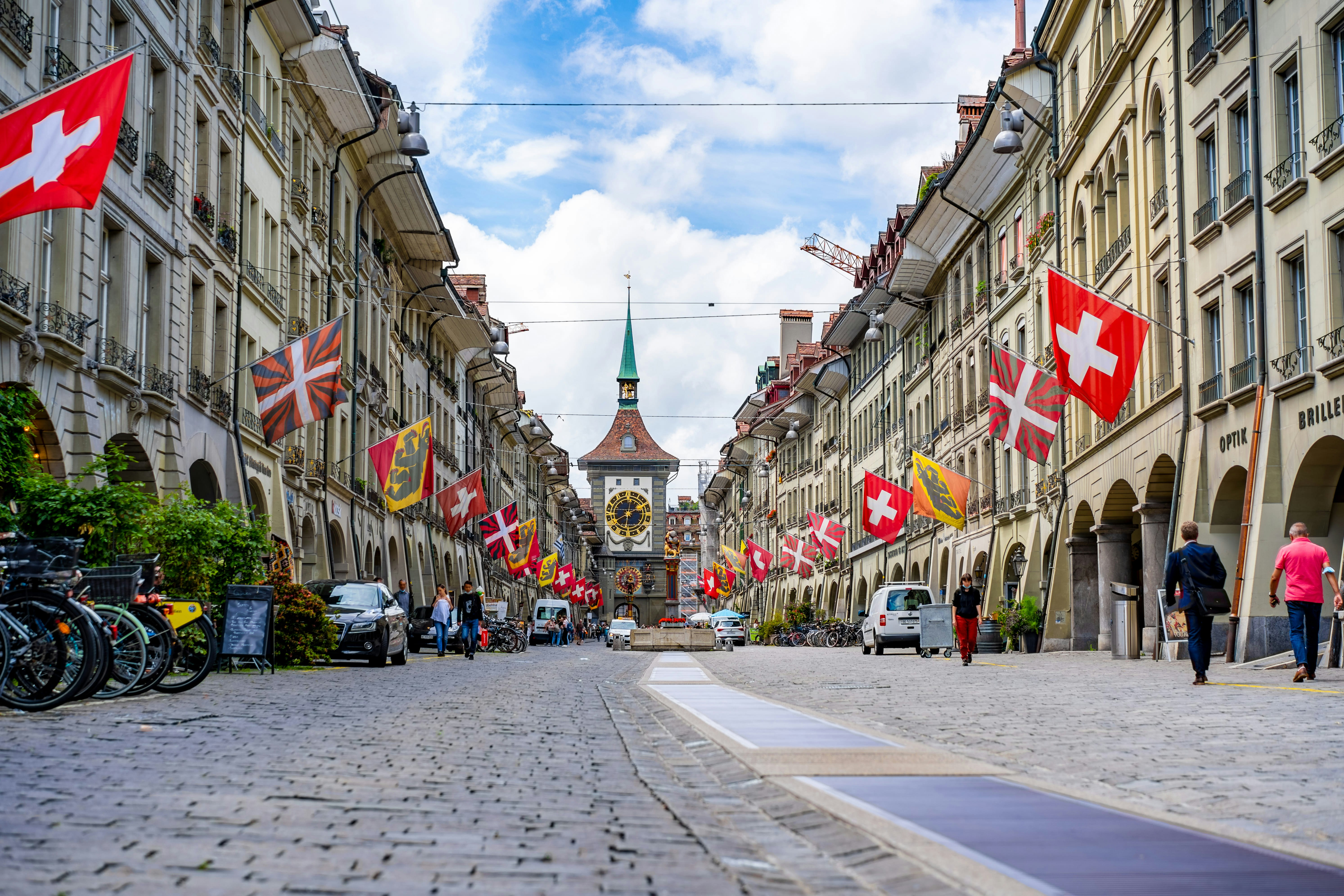 Bern on Foot: The Walking Tour Guide for Solo Travelers and Families