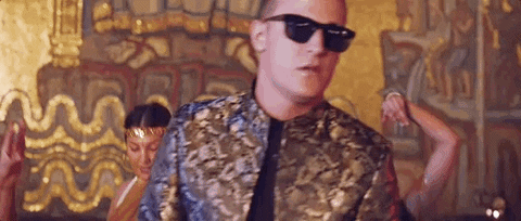 Gif de DJ Snake dans le clip de Lean On.
