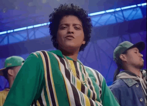 Gif de Bruno Mars dansant dans sa musique Finesse.