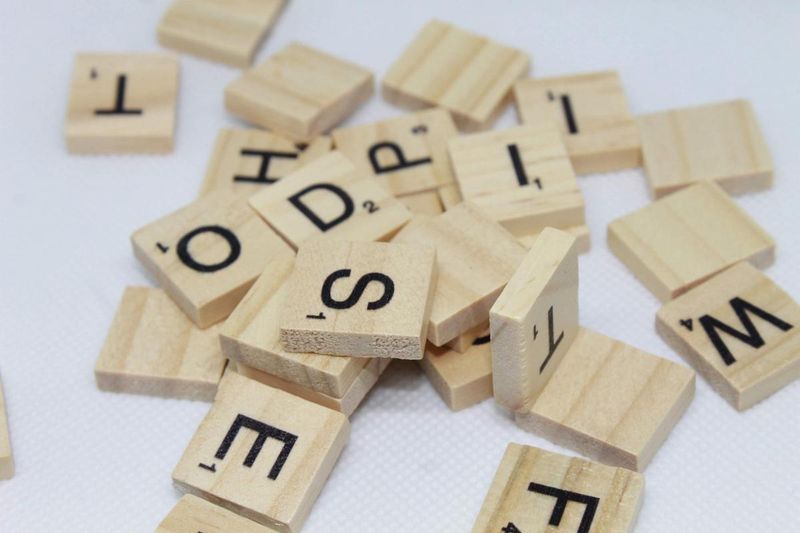Pièces de scrabble entassées sur une table.