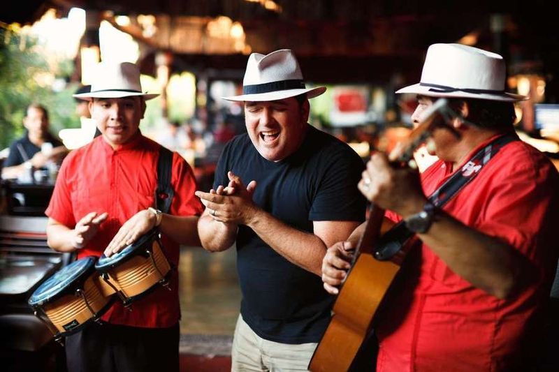 Combien coûte un groupe de musique qui porte des chapeaux. Avec un membre qui chante, applaudis, joue du tam-tam et de la guitare.