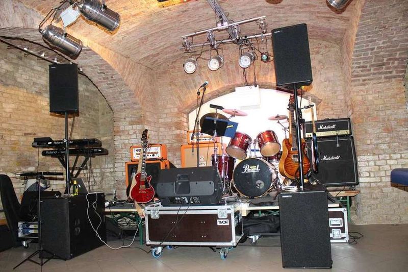 Matériel d'un groupe de musique avec spots lumineux installé en intérieur