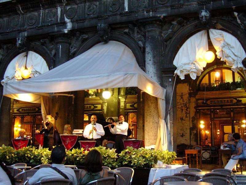 Musiciens traditionnels jouant de la musique sur la terrasse d'un restaurant