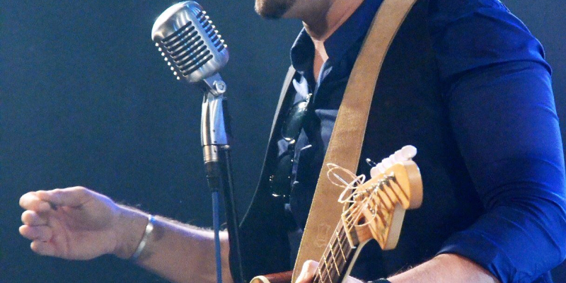 César, Chanteur Chanteur en représentation à Paris - photo de couverture n° 1