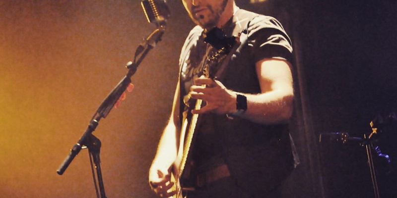 César, Chanteur Chanteur en représentation à Paris - photo de couverture n° 2