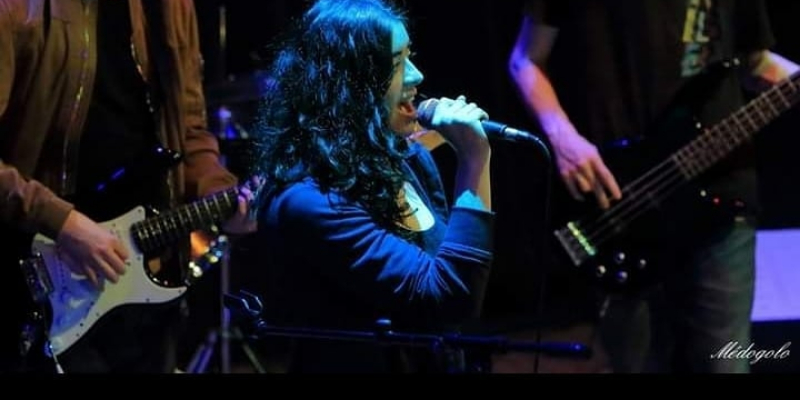 Seguin Sally, Chanteur Chanteur en représentation à Gironde - photo de couverture n° 1