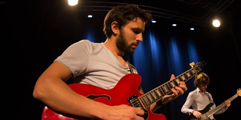 Arnaud Leguay, Musiciens Guitariste en représentation à Paris - photo de couverture n° 1