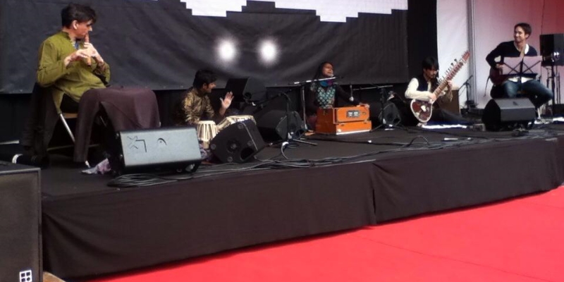 Tulika Srivastava , Chanteur Chanteur en représentation à Paris - photo de couverture n° 3