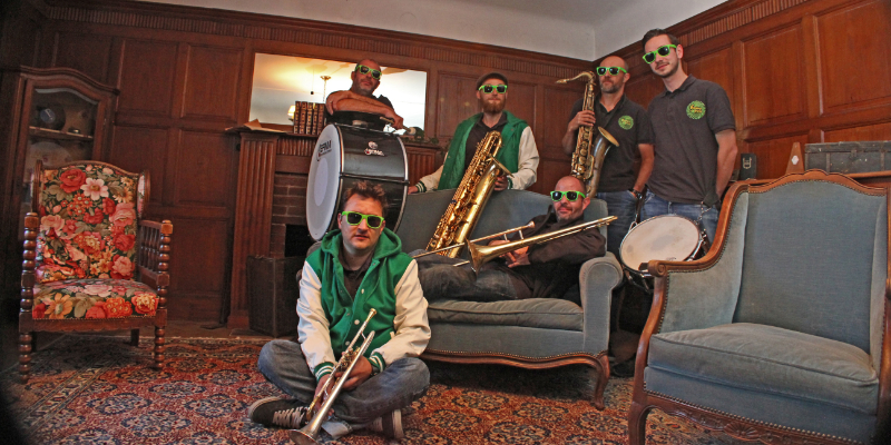 Fanfare Express, Fanfare Fanfare en représentation à Rhône - photo de couverture n° 2