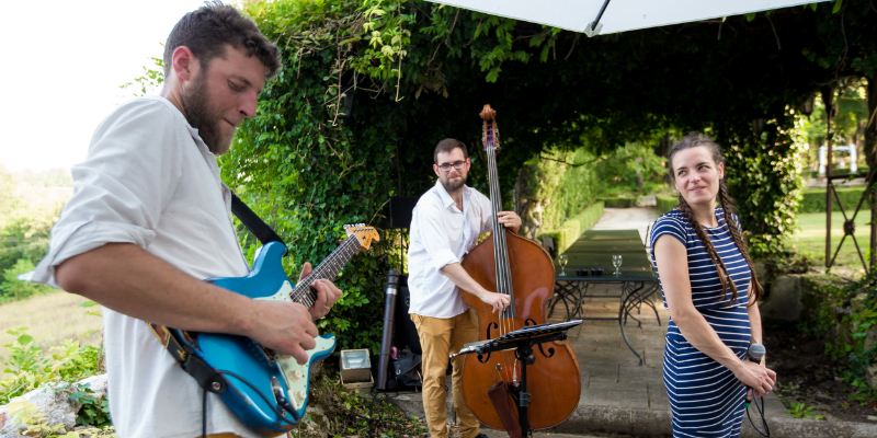 Shiny Music, Chanteur Chanteur en représentation à Rhône - photo de couverture n° 2