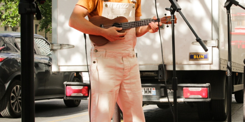 Fédé, Chanteur Chanteur en représentation à Paris - photo de couverture
