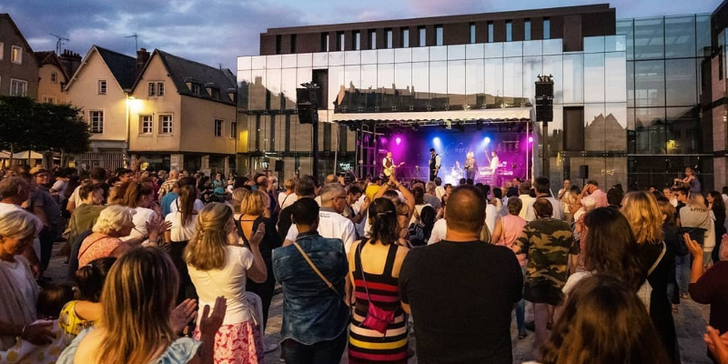 OneShot Musical Group, Chanteur Chanteur en représentation à Aisne - photo de couverture