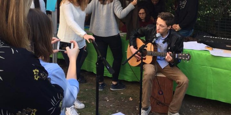 Heartache Town, Chanteur Chanteur en représentation - photo de couverture