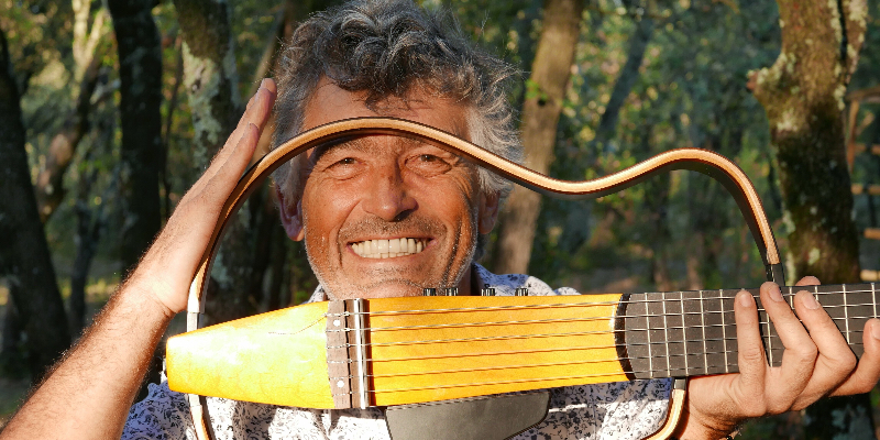 Carlos Correia , Chanteur Brésilienne en représentation à Hérault - photo de couverture n° 3
