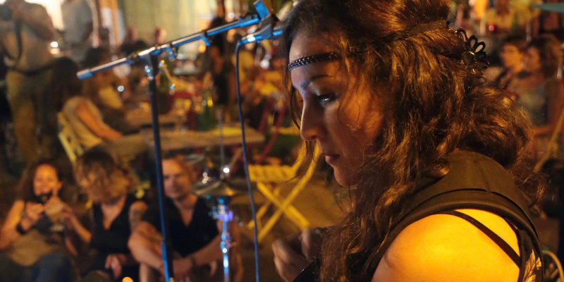 Fleur HoYen, Chanteur Chanteur en représentation à Réunion - photo de couverture n° 1