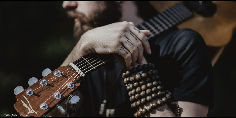Ash Orphan, Chanteur Chanteur en représentation - photo de couverture n° 2