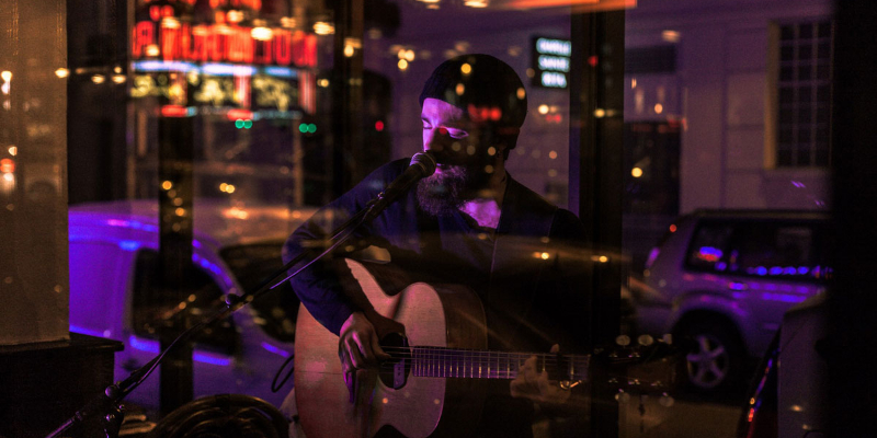 Ash Orphan, Chanteur Chanteur en représentation - photo de couverture n° 3