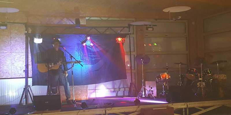 claudyo, Chanteur Chanteur en représentation - photo de couverture