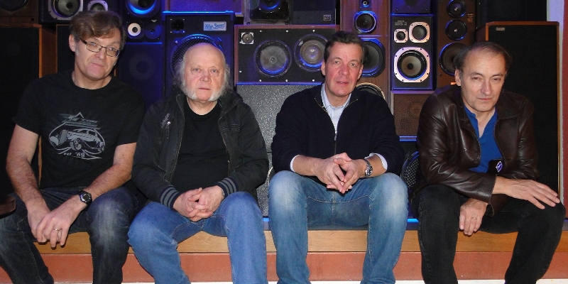 HASSELBLAD AND THE SNAPSHOTS, Groupe de Musique Rock en représentation - photo de couverture