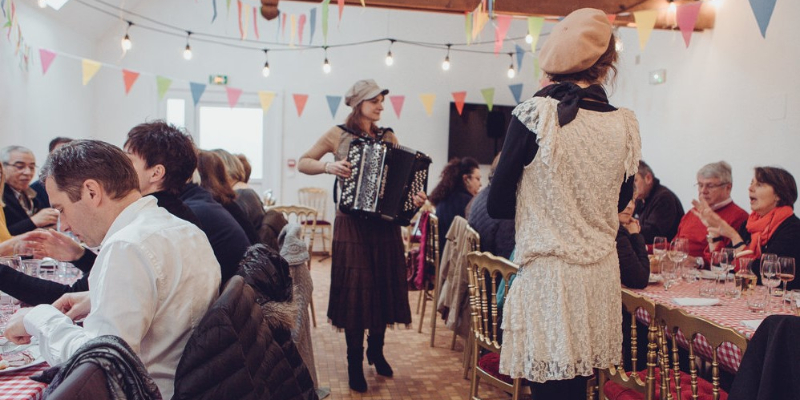 Véronique Rénier, Chanteur Accordéoniste en représentation à Essonne - photo de couverture n° 2