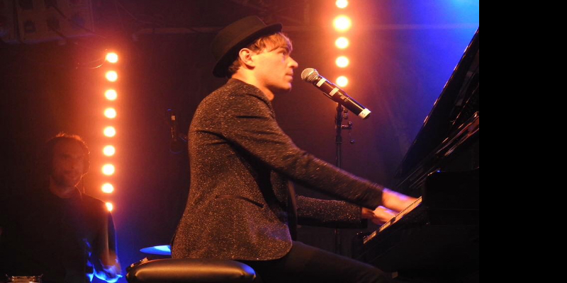 Joshua lawrence, Chanteur Chanteur en représentation - photo de couverture n° 1