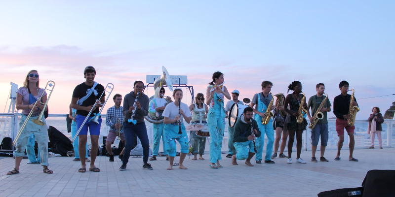 Moktar Sound System, Fanfare Fanfare en représentation à Paris - photo de couverture n° 1