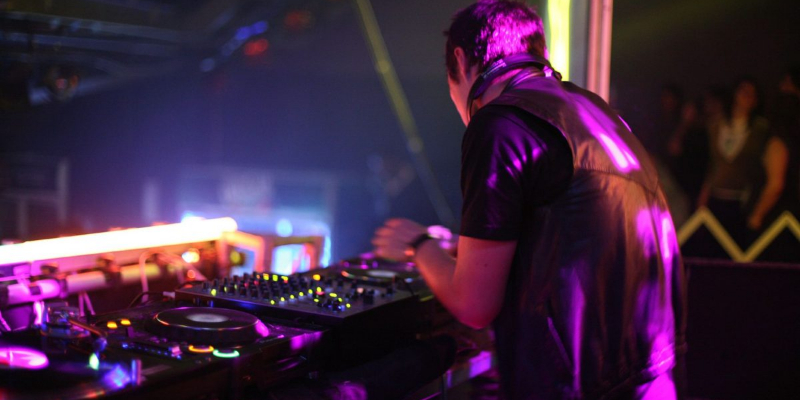 vincent bastille, DJ DJ en représentation - photo de couverture