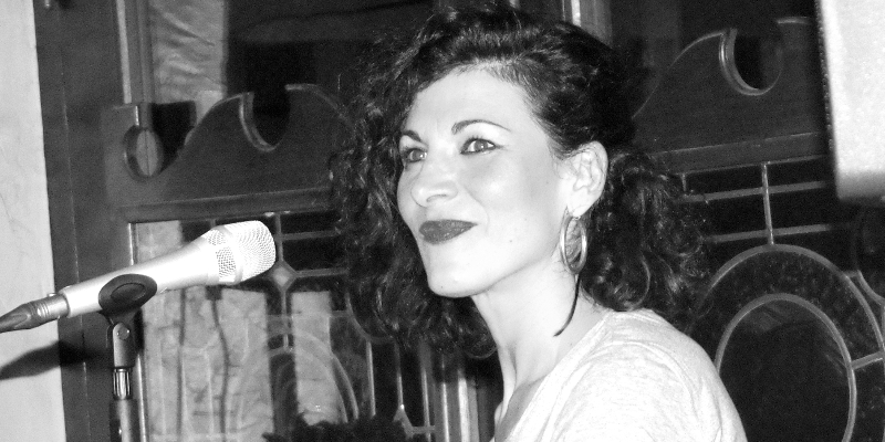 Sarah Jane Iffra, Chanteur Chanteur en représentation à Rhône - photo de couverture n° 1