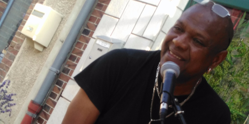 clifford begue, Chanteur Chanteur en représentation - photo de couverture