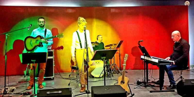 Julie Chaudagne, Chanteur Chanteur en représentation à Allier - photo de couverture