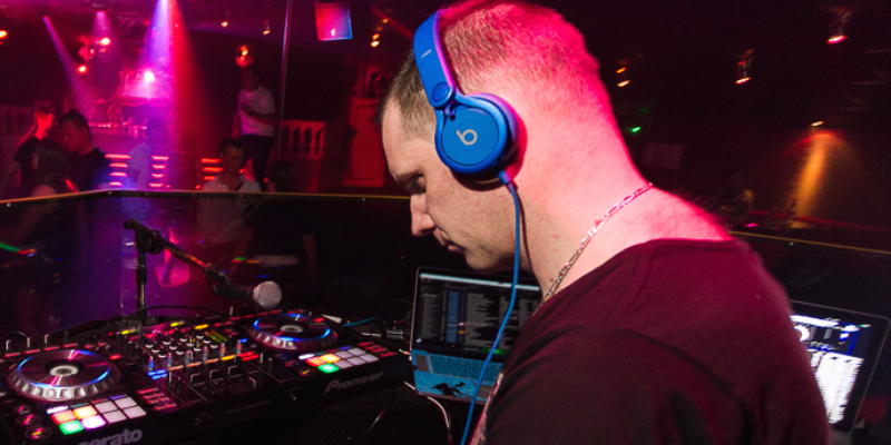 Dj Alex. C, DJ DJ en représentation - photo de couverture n° 3