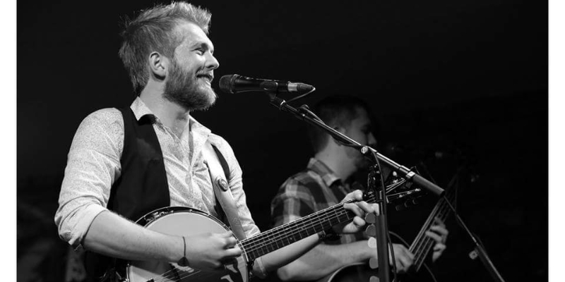 Pierre Bourgeois, Chanteur Chanteur en représentation à Jura - photo de couverture n° 2