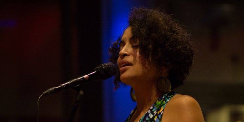 Marie Carrié, Chanteur Chanteur en représentation à Gironde - photo de couverture n° 1
