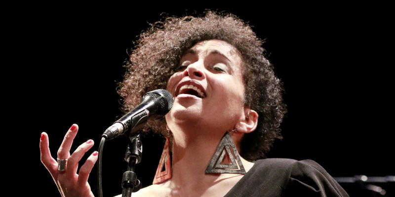 Marie Carrié, Chanteur Chanteur en représentation à Gironde - photo de couverture n° 2