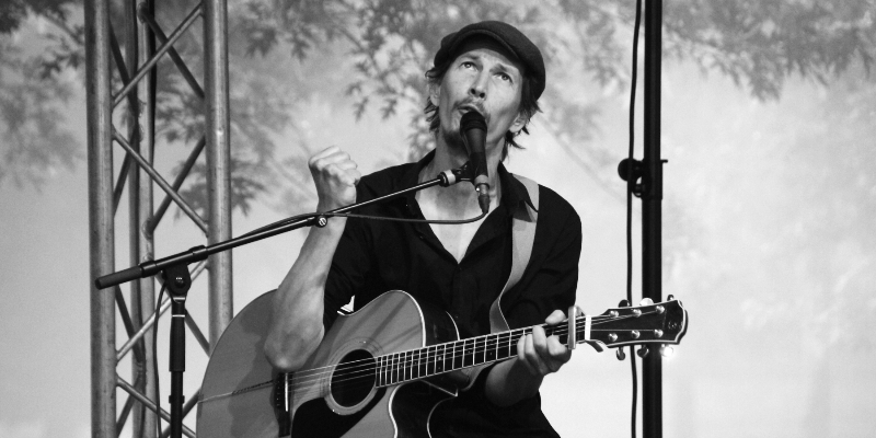 Jean Caron, Chanteur Chanteur en représentation à Somme - photo de couverture n° 1