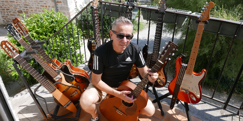 Jean-Pierre Mouton, Chanteur Chanteur en représentation à Doubs - photo de couverture