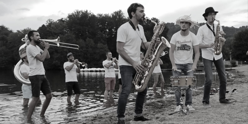 MagmatiK Brass Band, Fanfare Fanfare en représentation à Puy de Dôme - photo de couverture n° 1