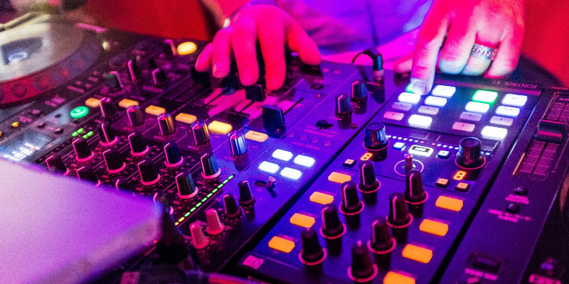 Cyril CARBONNEL, DJ DJ en représentation à Aude - photo de couverture n° 1