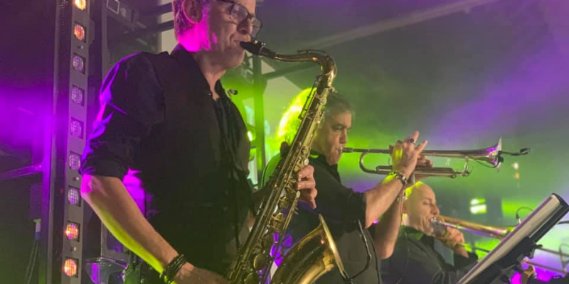Orchestre StarLight, Chanteur Chanteur en représentation à Maine et Loire - photo de couverture n° 2