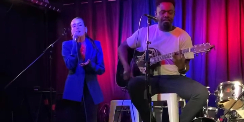 Joanélia, Chanteur Chanteur en représentation à Paris - photo de couverture n° 2