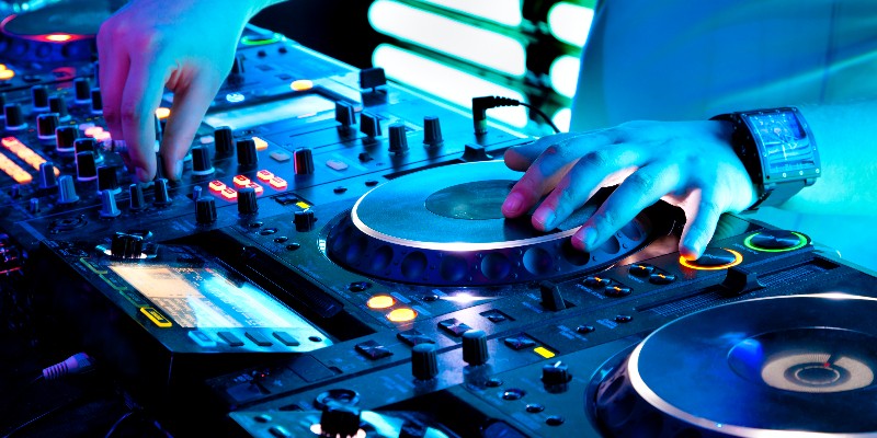 OTTO, DJ DJ en représentation à Paris - photo de couverture