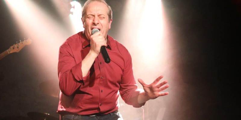 TONYO CHANTE LES TUBES DES ANNES 60 à 80 ET QUELQUES COMPOS, Chanteur Chanteur en représentation à Paris - photo de couverture n° 2