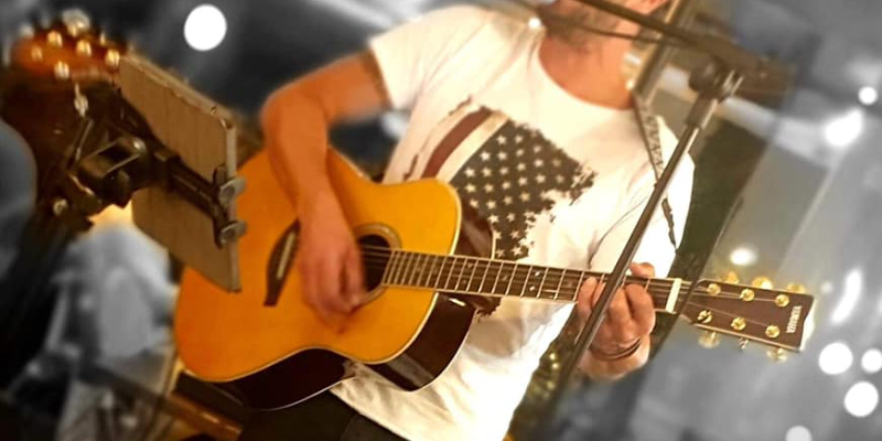 Stéfan, Chanteur Chanteur en représentation à Var - photo de couverture