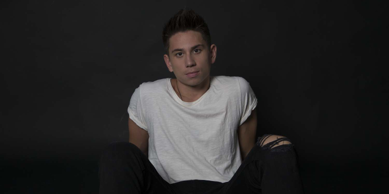 Jaym, Chanteur Chanteur en représentation - photo de couverture n° 2