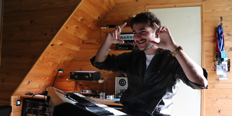 Thaddeüs, Chanteur Chanteur en représentation à Côtes d'Armor - photo de couverture n° 3