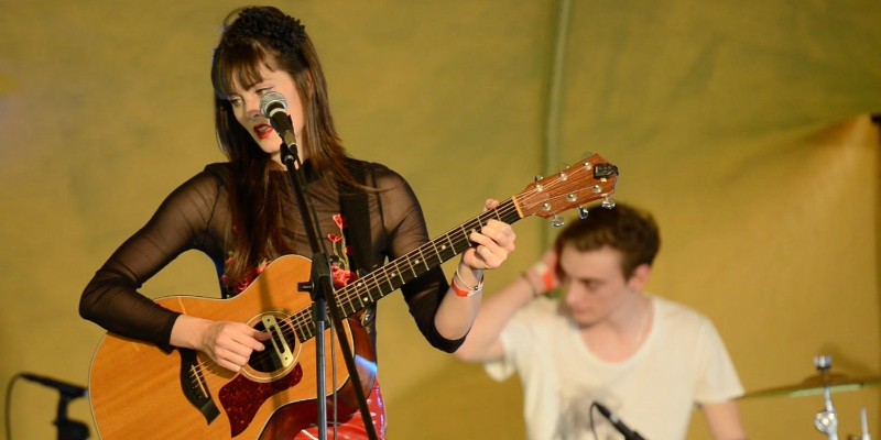 Grace de la Hunt, Chanteur Chanteur en représentation - photo de couverture n° 2
