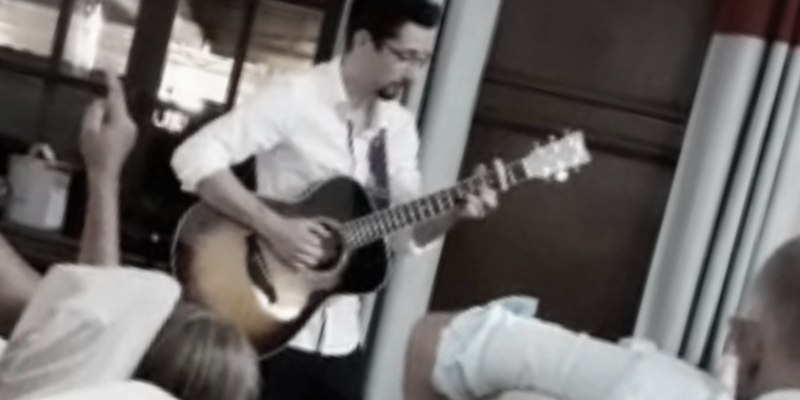 Maxime, Musiciens Guitariste en représentation à Isère - photo de couverture