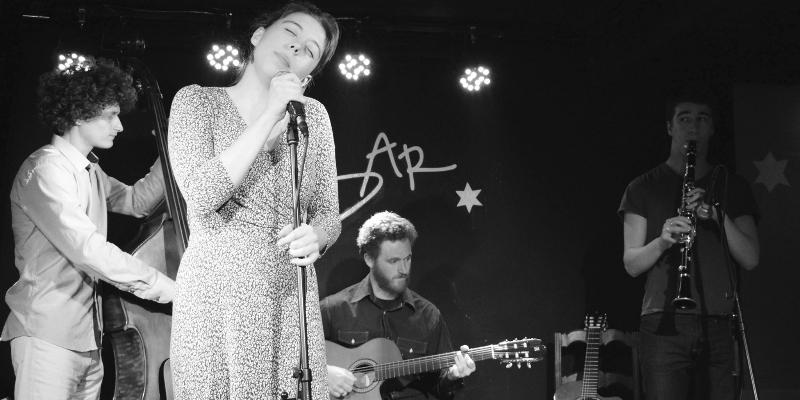 Adèle & The Brothers, Chanteur Chanteur en représentation - photo de couverture n° 2