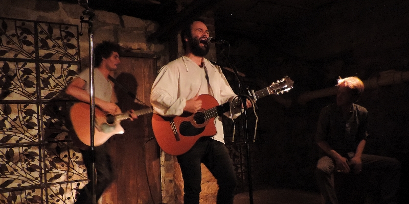 Captain Simard, Chanteur Chanteur en représentation à Paris - photo de couverture n° 2